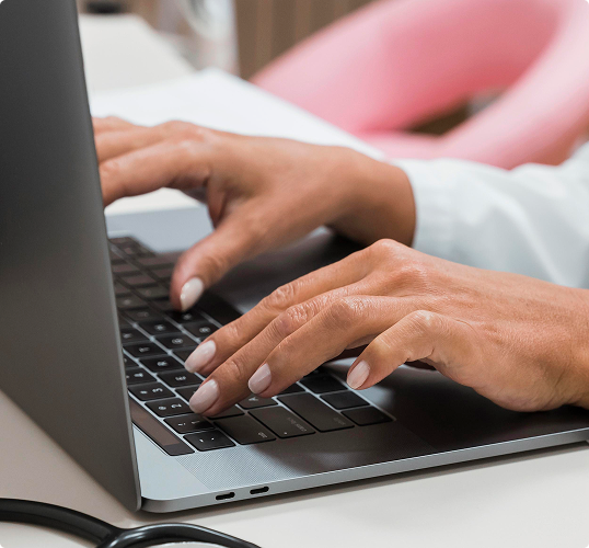 M%C3%A9dico digitando no computador